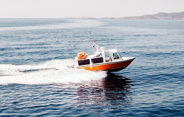 Por que los volantes de los barcos a motor estan en el lado derecho