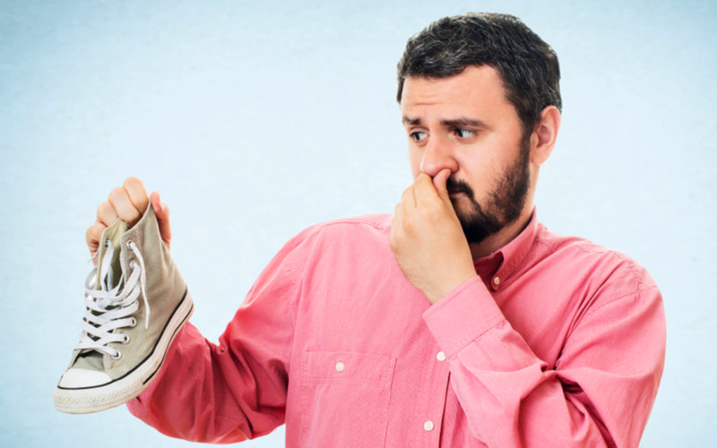 Por qué huelen mal los pies