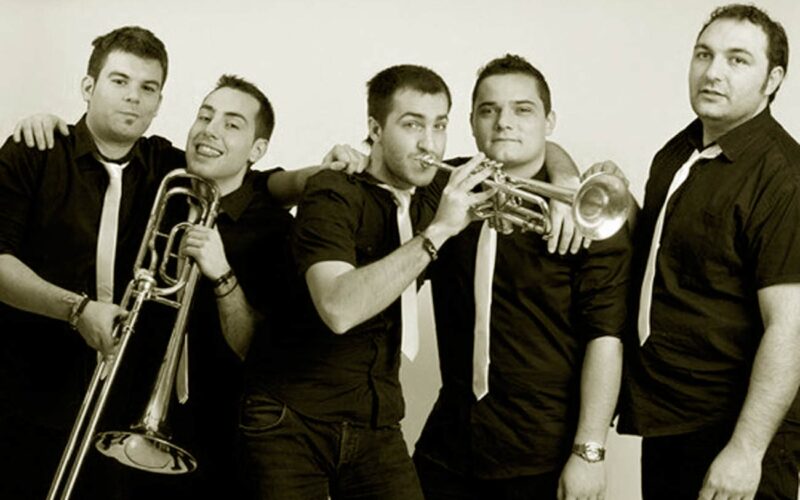 Qué estilo musical tocan En Tol Sarmiento