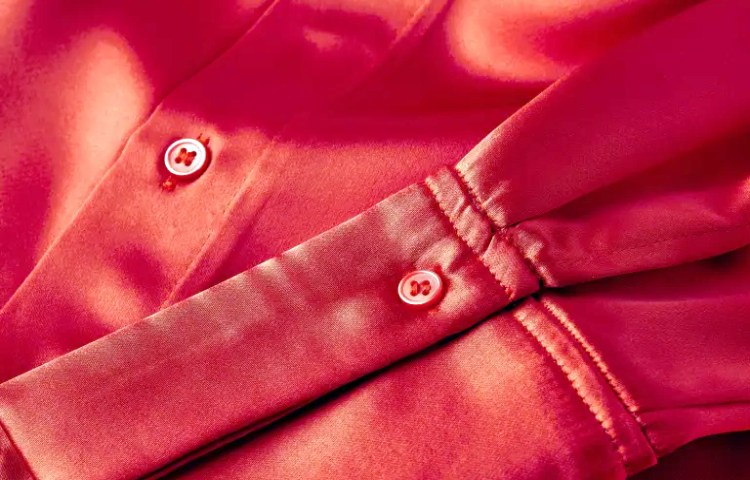 Cómo planchar una blusa de satín