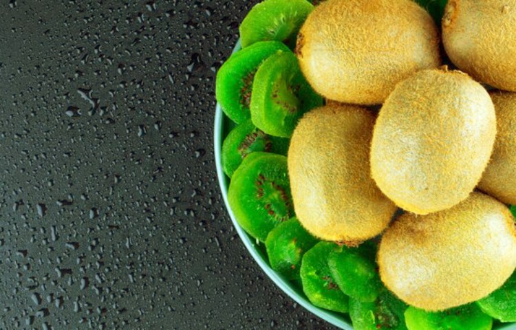 Beneficios de comer kiwi en la noche